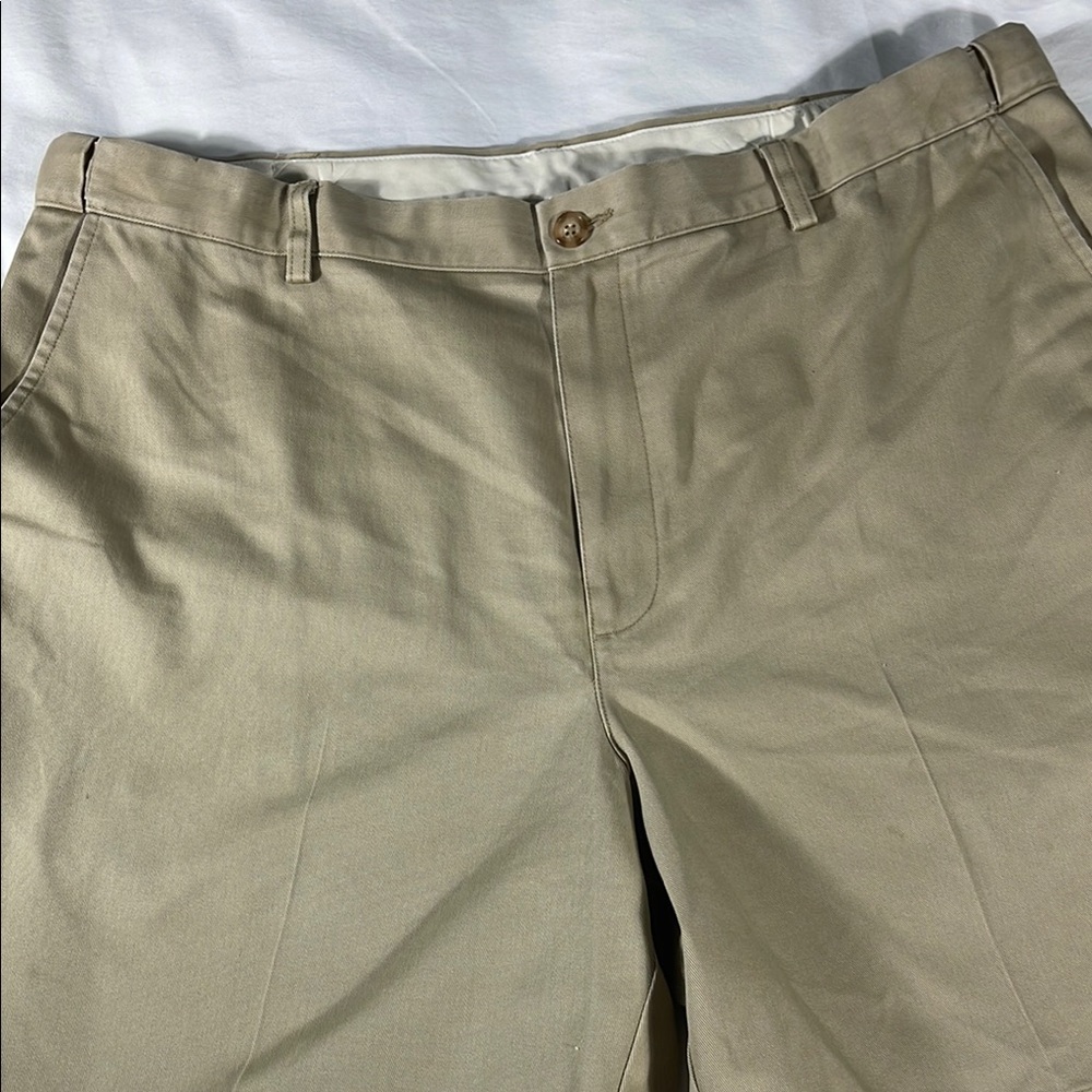 L.L. Bean mens khaki Comfort Fit flat front 8" chino shorts - size 40